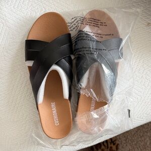 Cushionaire Women's Black Cross-Band Sandals